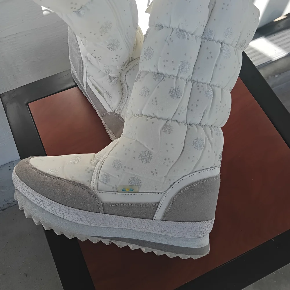 Cozy White Snowflake Winter Boots - Picture 4 of 6